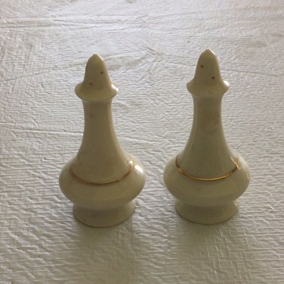 Lenox salt & pepper shakers Elegant Cream and Gold Porcelain Home Accents - Picture 1 of 3